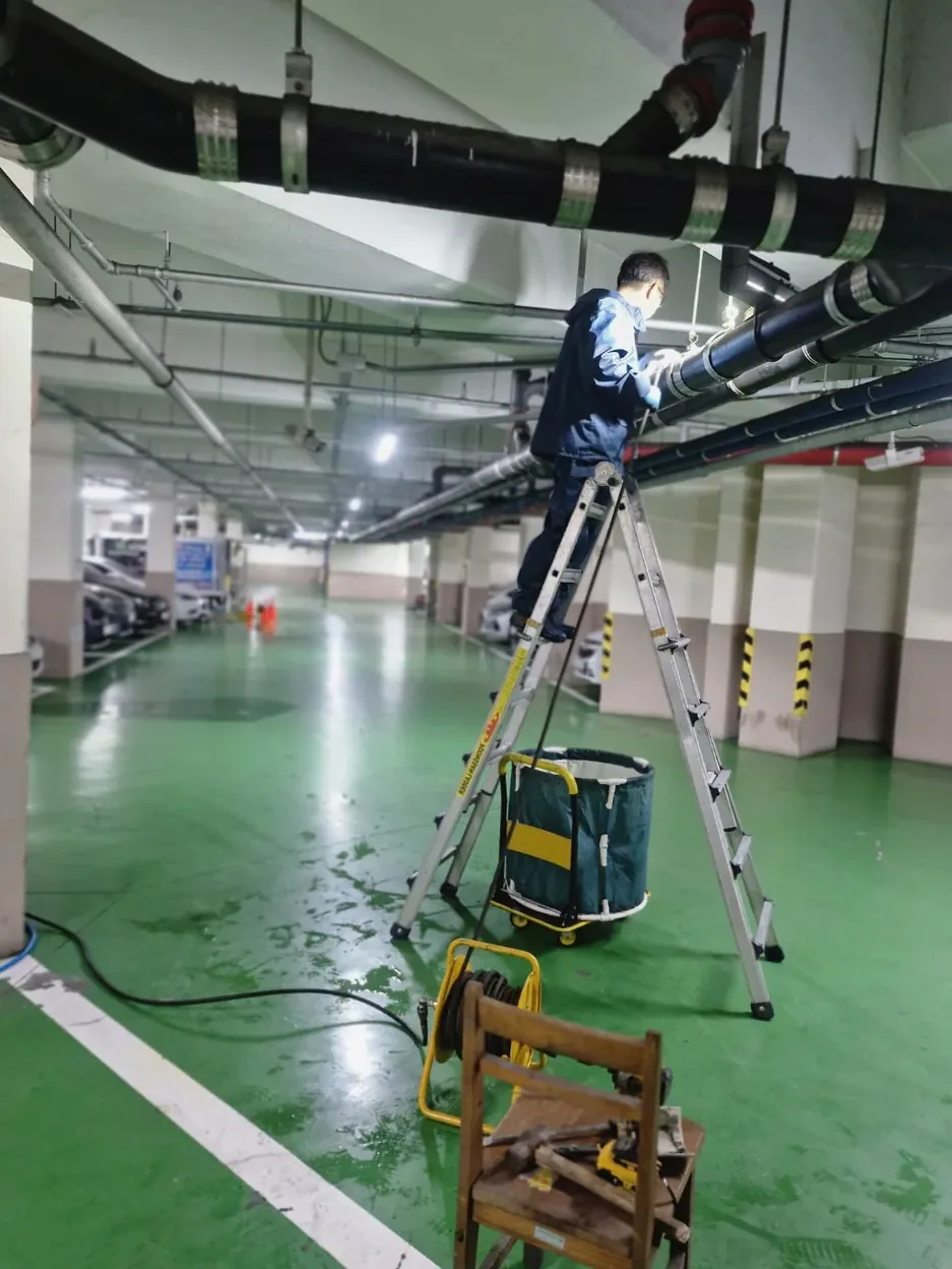 동두천 맨홀과 외부 관로 연결 상태를 살펴보는 작업자료